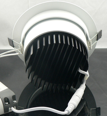 COB天花燈刀形散熱器：優(yōu)質航空鋁材質，耐用高效，遠距離投光